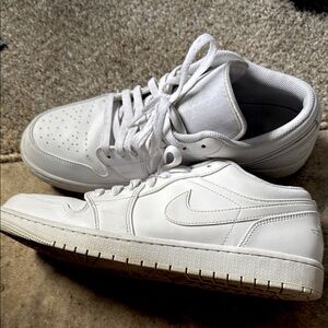 Nike White Sneakers Classic Low-Top Design